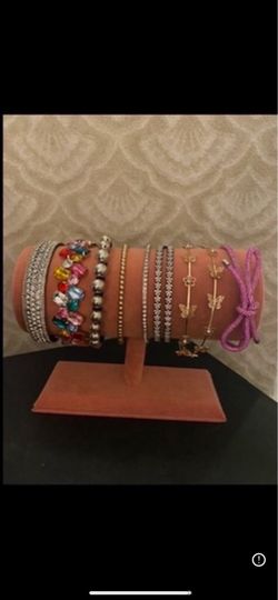 Pretty Brand NEW Headband Stand