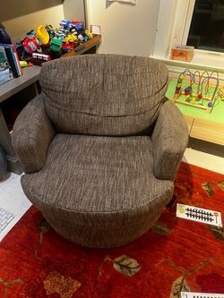 Best Home Furnishings “Skipper” Swivel Chair (SKU 2978), in the Tigereye fabric (a gray tweed/herringbone)