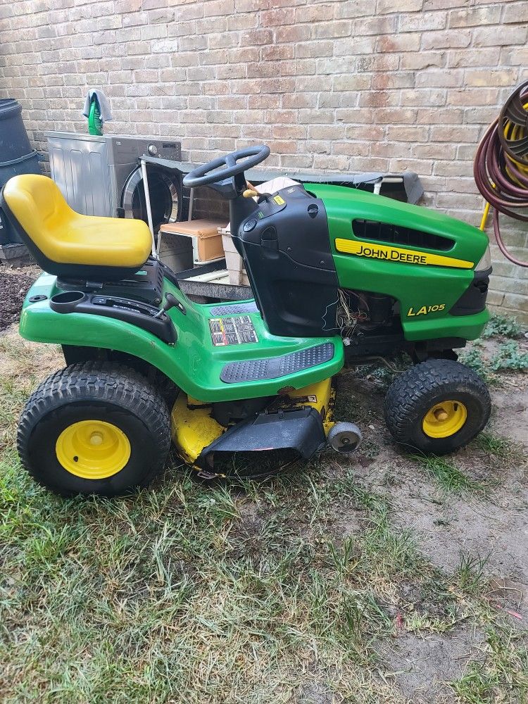 JOHN DEERE LA105 NON- WORKING RIDING LAWNMOWER ( FOR PARTS ONLY ! $375.00 OR BEST OFFER !