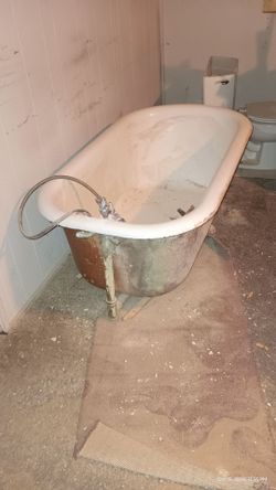 Claw  type bath tub