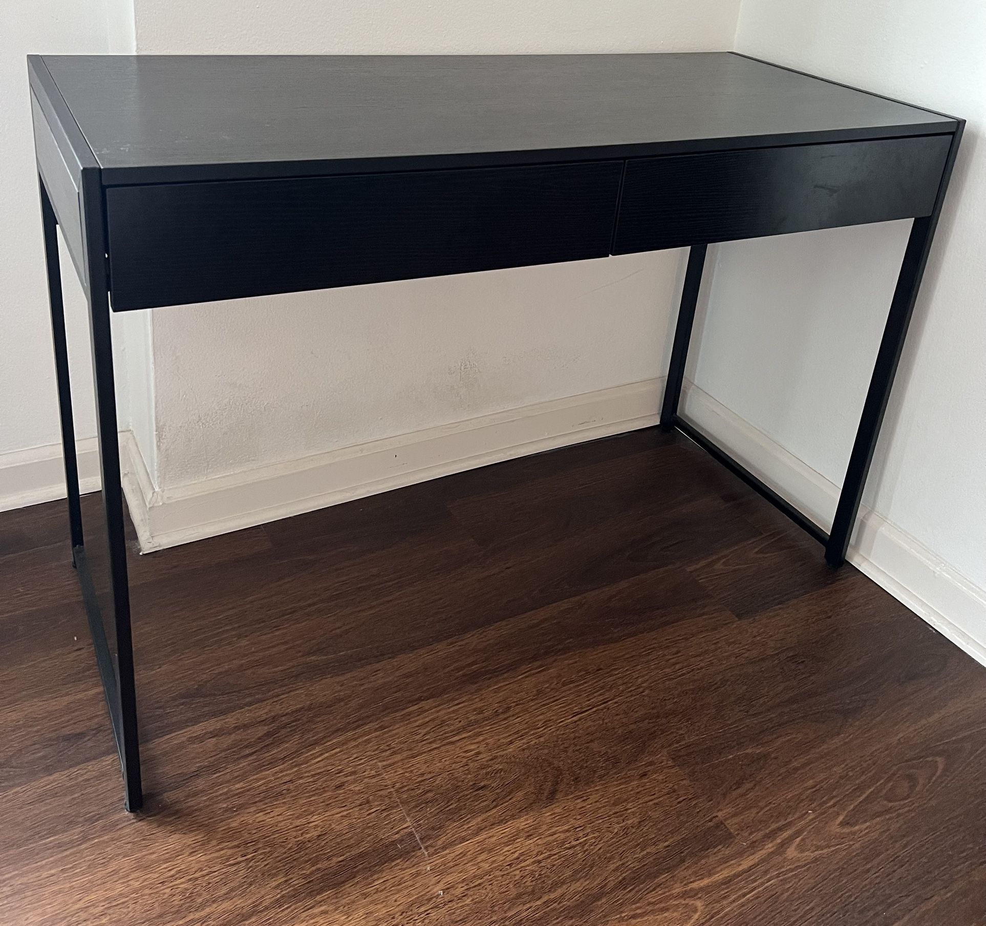 Black Desk