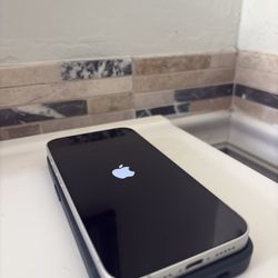 iPhone 16e 128GB/ MagSafe Case