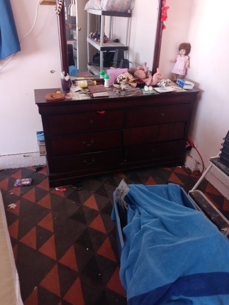 Dresser With Mirror