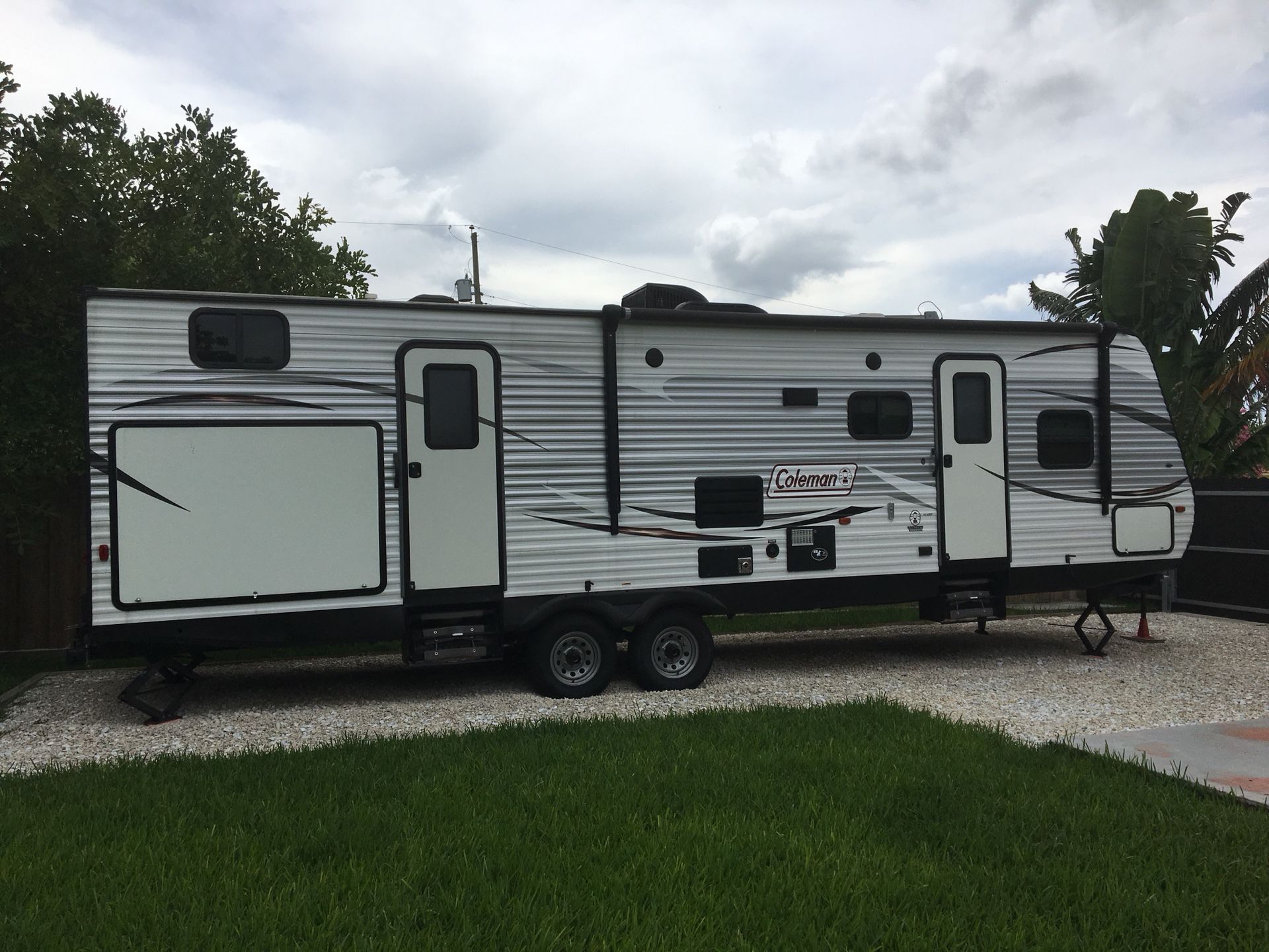 Excellent 2017 Coleman 314BH Travel Trailer