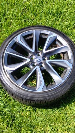 1 OEM TOYOTA COROLLA 18" WHEEL WITH NO CRACKS OR DENTS WITH LIKE NEW TIRE 225/40/18