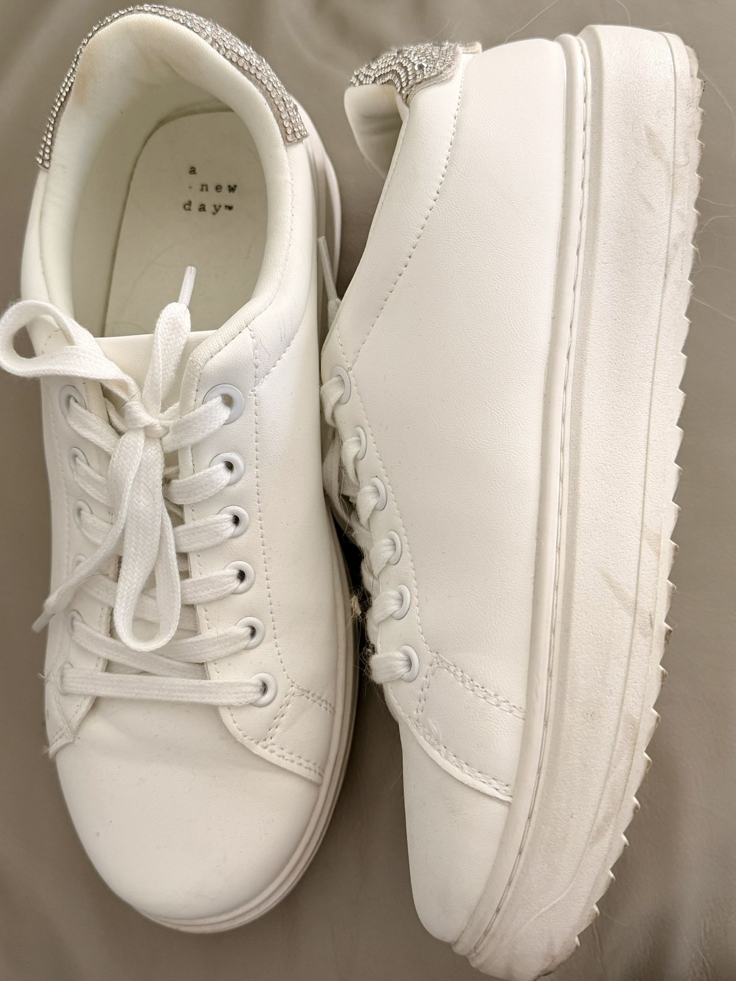 ✨ Sparkly White Sneakers – Cute, Comfy, Everyday Glam ✨