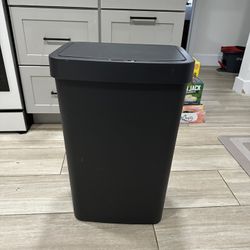 Motion sensor automatic trashcan