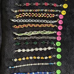Pulseras Echas A Mano No Las Mejores Pero Trato Para Ganar Un Poco De Dinero Precio En $5 $7 Y Los Sets $10 En El Area De Kearns 