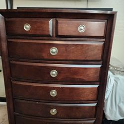 7 drawer dresser felt on top 2 shelves.
