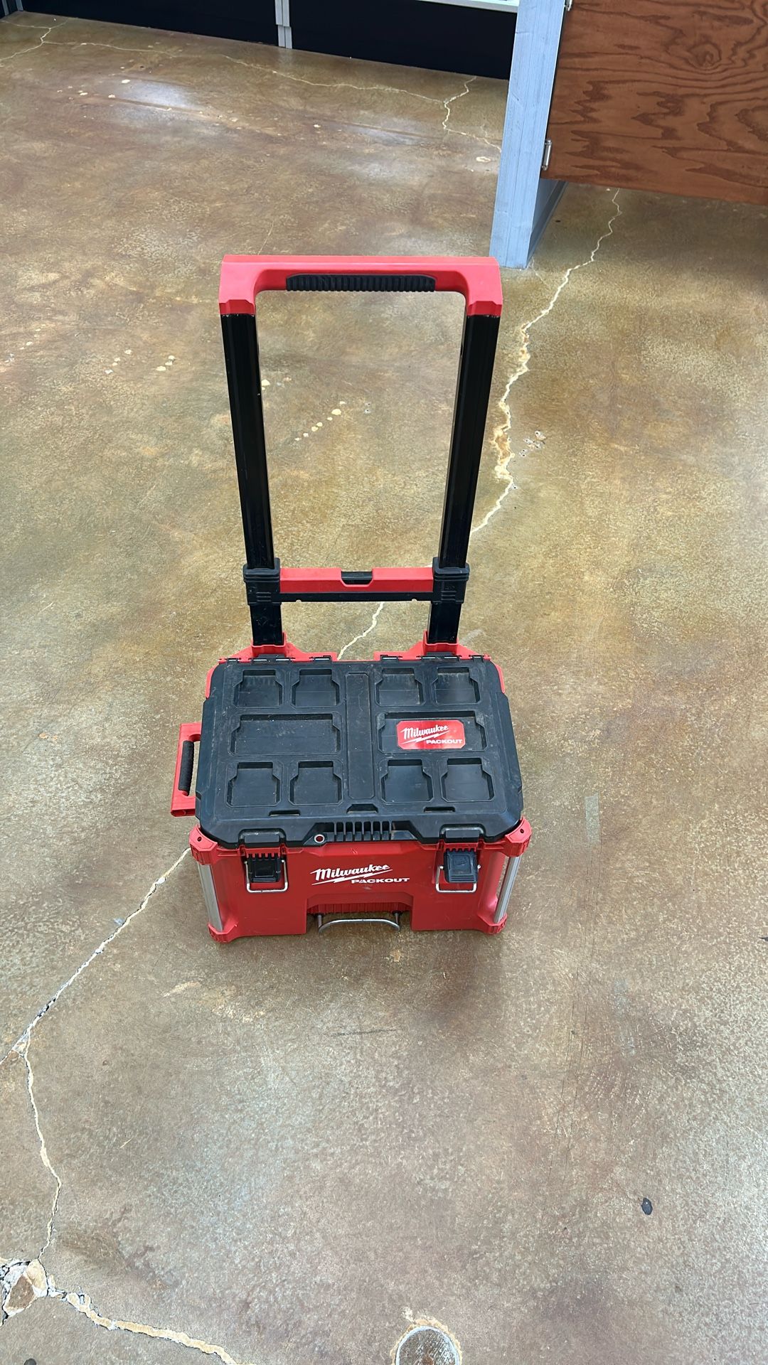 Milwaukee pack out bottom roller case