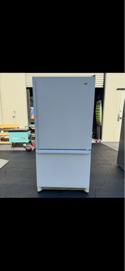 Amana 21.9 cu. ft. Bottom Freezer Refrigerator Clean and Good Condition
