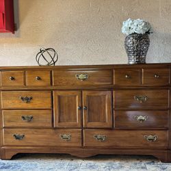 Beautiful vintage dresser or console Impressions collection by Thomasville 