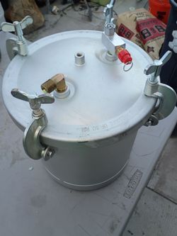 Paint pressure pot tank spray