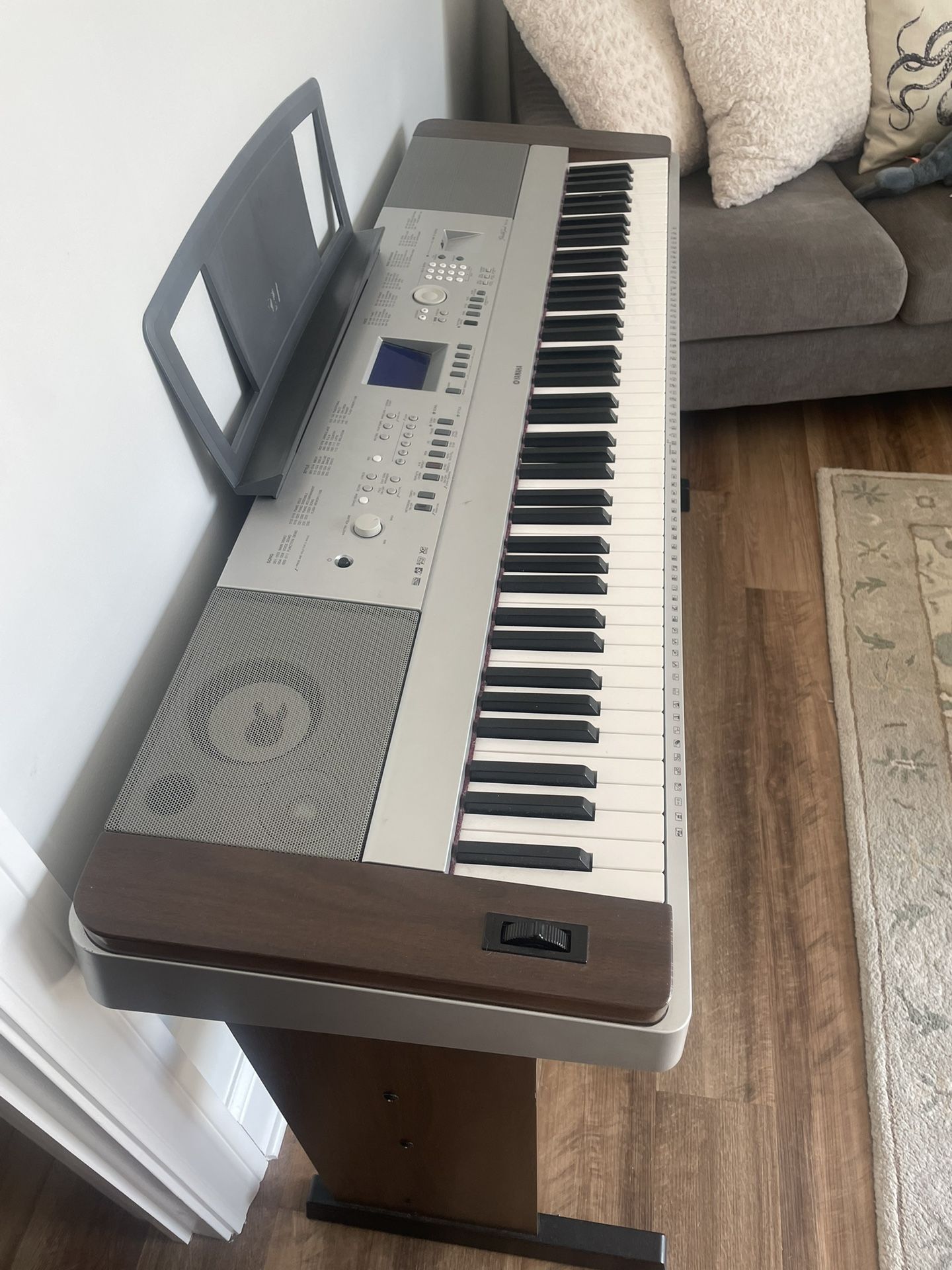 Yamaha keyboard w Black Bench