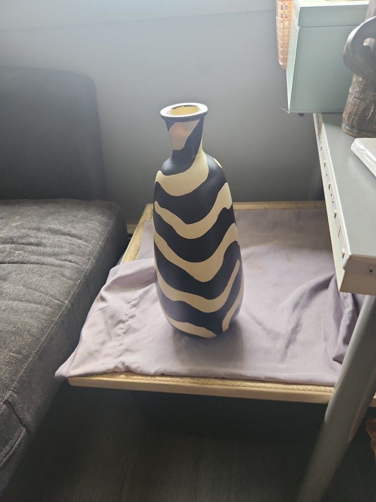 Beautiful Cream And Brown Zebra Pattern Dry Flower Vase