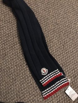 OFFICIAL , TAGS STILL ON IT MONCLER SCARF