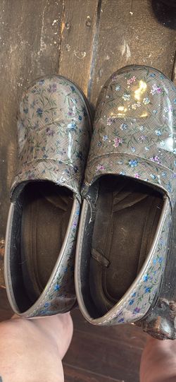Nurse shoes slip resistant size 9/10