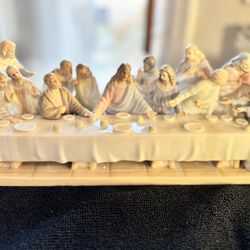 Beautiful vintage porcelain statue from the Valencia Collection featuring Leonardo da Vinci’s The Last Supper.