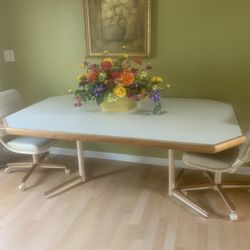 Excellent Condition Dining Table With 4 Leather Chairs  For Sale 