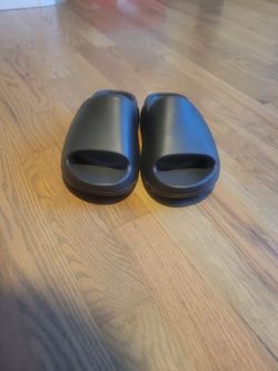 Black Yeezy Slides