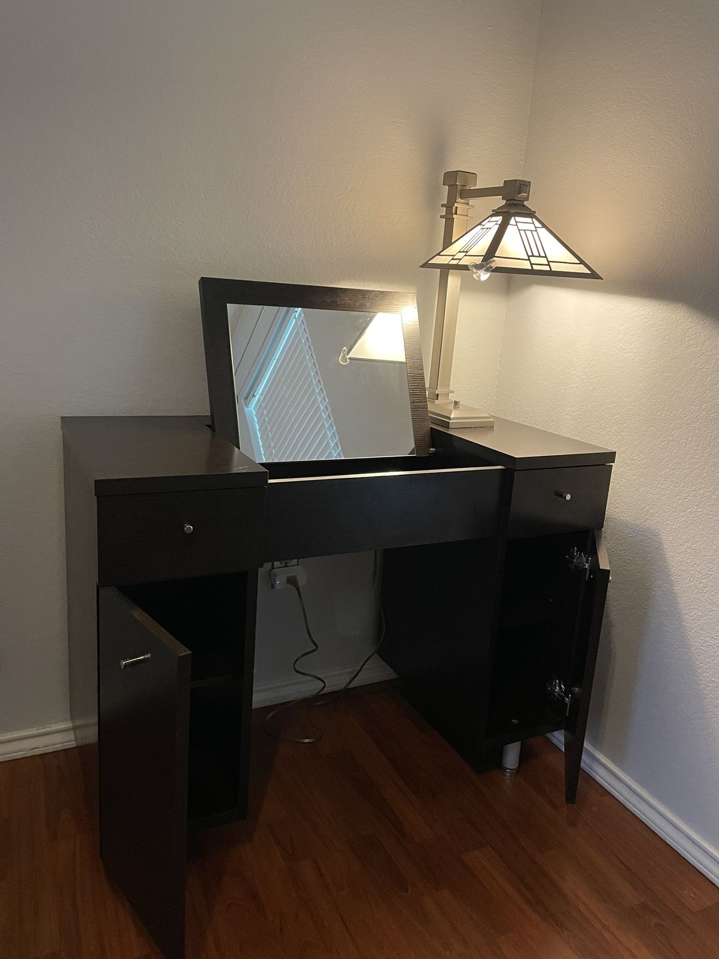 Vanity Table with Foldable Mirror