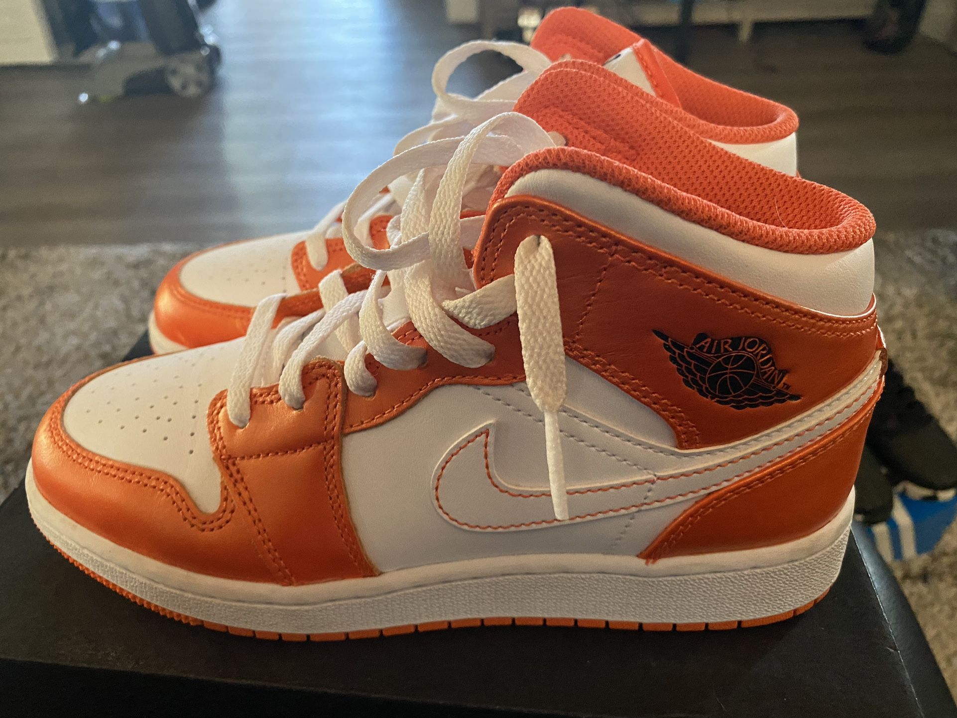 Air Jordan 1 Mid SE (GS) Orange /wht 