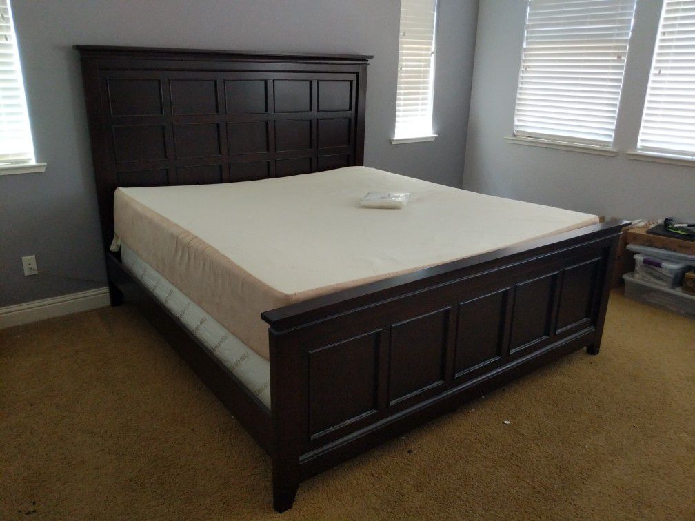 King size Bedroom set w/ bedframe, dresser, 2 nightstands. Temperpedic matress not included.
