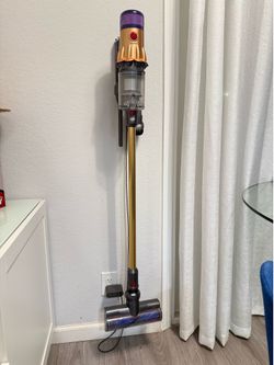 Dyson V12 cordless vacuum in great condition.