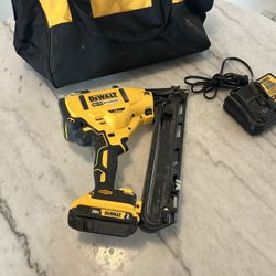 20V MAX XR Lithium-Ion Cordless 15-Gauge Angled Finish Nailer