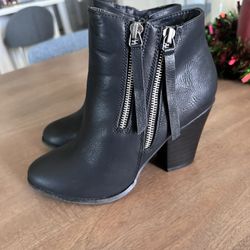 Women’s Boots Size 7.5 Brand New 