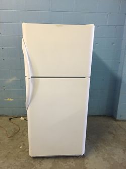 21 Cubic Foot Refrigerator With Ice Maker