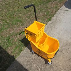Member's Mark Commercial Mop Bucket with Wringer, 36 qt.