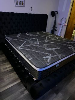 King Size Mattress Pillow Top 12"    new Mattress in a plastic sealed