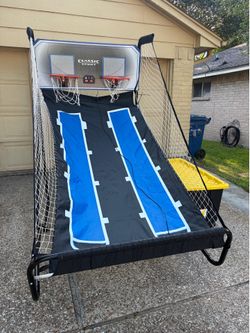 indoor/outdoor arcade-style basketball shooting game