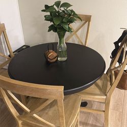 Round dining table