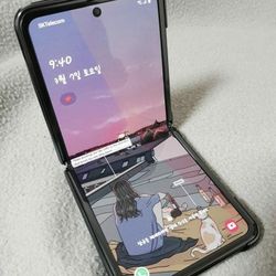 Samsung Galaxy Z Flip 3 Unlocked, FREE Smartwach/ Headphones. Pay $1 Today Rest in payments. NO CREDIT NEEDED FINANCING