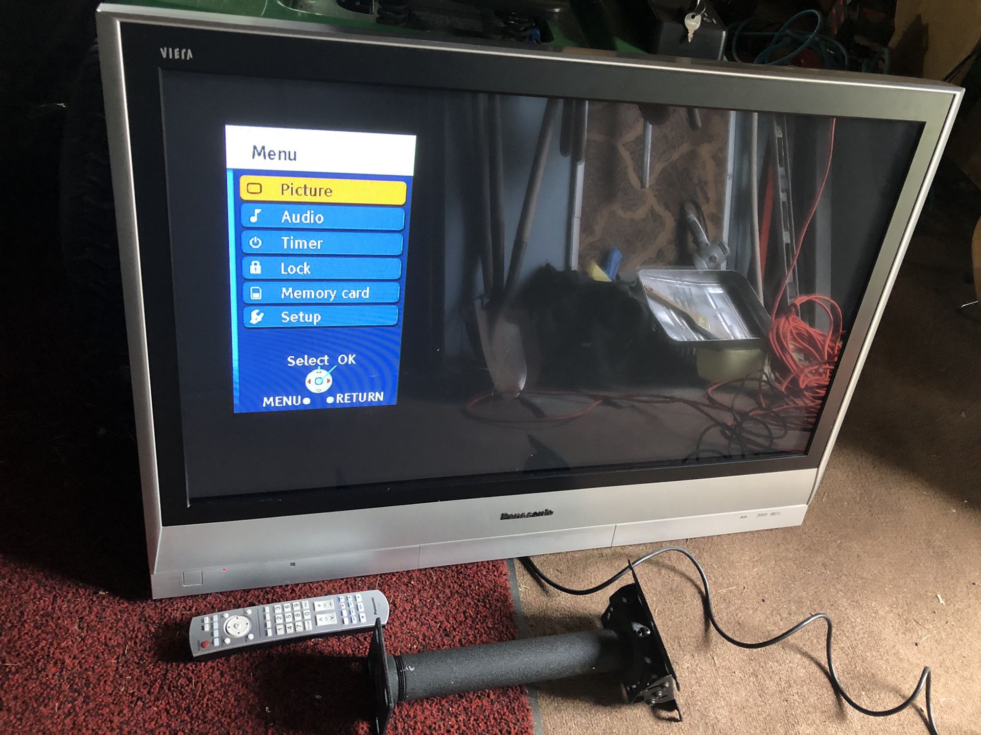 40 inch Panasonic Flatscreen TV w/ wall mount and remote