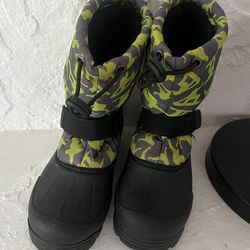 KIDS SNOW BOOTS SIZE 1