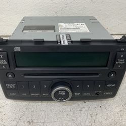 Nissan Rogue sin gle disc CD player radio stereo 28185 