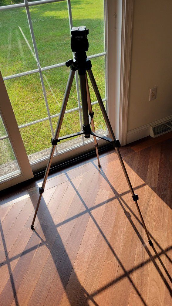 TRIPOD 57" Light Weight 