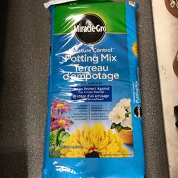Miracle Grow Moisture Control 50 Quarts