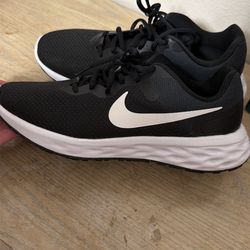 Size 10 woman Nike revolution 6 non
