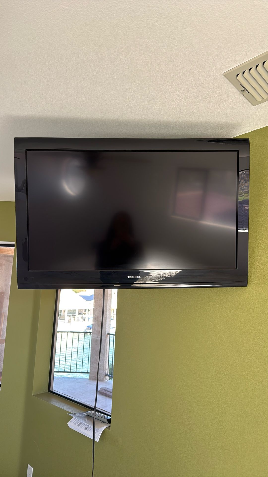 Toshiba TV And Wall Mount
