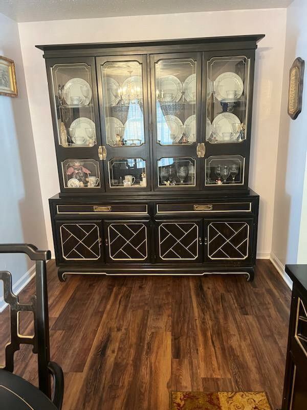 price drop!! dining room set, hutch, sidebar 