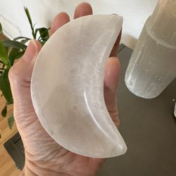 New, Beautiful Selenite Crystal Moon Bowl. Perfect To Place In Your Home Or Office. Great Gift.