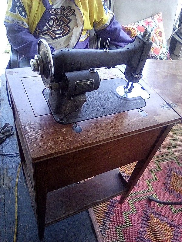 White Rotor Sewing Machine Model 43