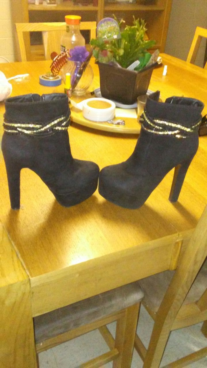 Black boots size 9