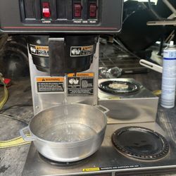 bunn coffee maker with 3 warmers. 