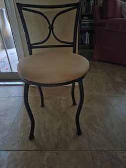 Sm chair 28Hx16to the seat, like new, metal frame fabric seat $5.00