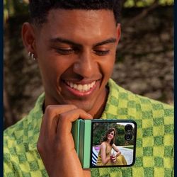 Motorola Razr 2024 With active Boost Service